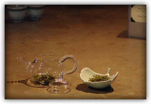 dry leaf in glass pot and ginkgo leaf dish