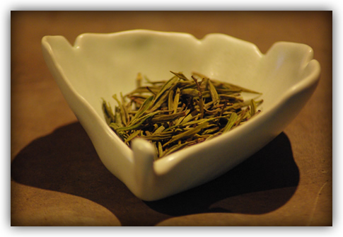 dry leaf in ginkgo leaf dish